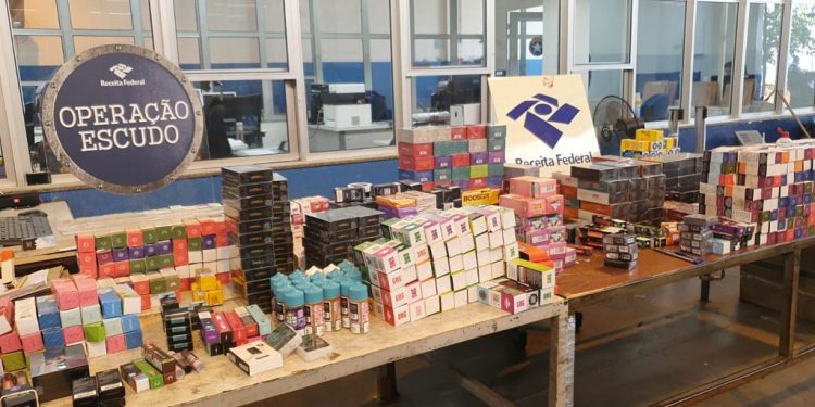 Carro carregado de cigarros eletrônicos é apreendido pela Receita Federal na BR-277