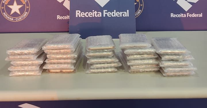 27 celulares escondidos em veículos são apreendidos pela Receita Federal
