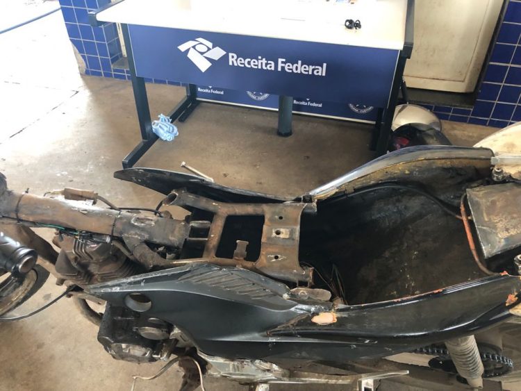 Receita Federal apreendeu uma moto e celulares na Ponte da Amizade