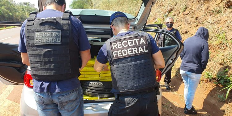 Receita apreende 385 tabletes de maconha que tinha destino a Curitiba