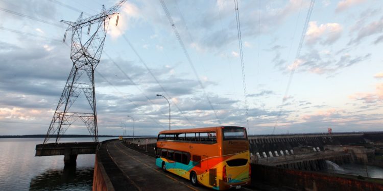 Turismo de Itaipu supera expectativa e registra o dia mais movimentado desde o início da pandemia