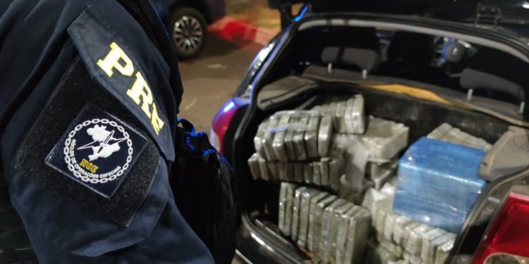 211 kg de maconha são apreendidos pela PRF em Santa Terezinha de Itaipu