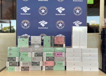 Mercadorias escondidas em fundo falso são apreendidas pela Receita e Polícia Federal na Ponte da Amizade