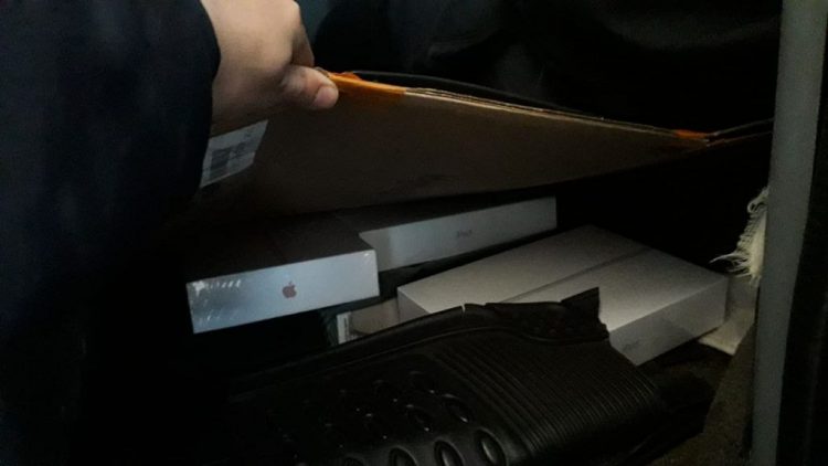 Mercadorias escondidas em fundo falso são apreendidas pela Receita e Polícia Federal na Ponte da Amizade