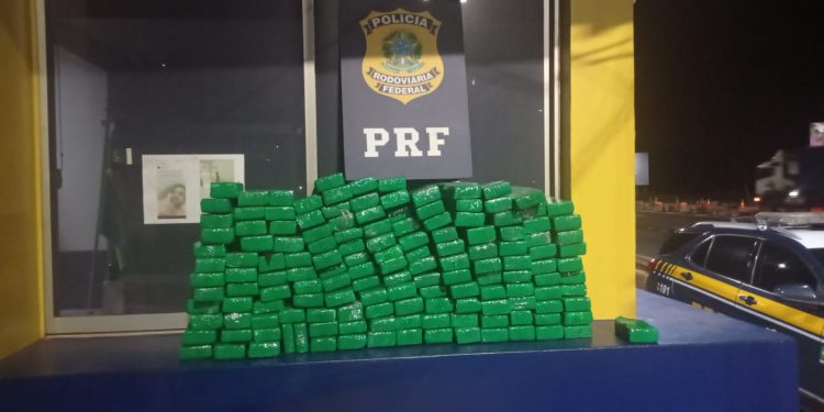 99 kg de maconha é apreendido em posto de fiscalização da PRF de Santa Terezinha de Itaipu