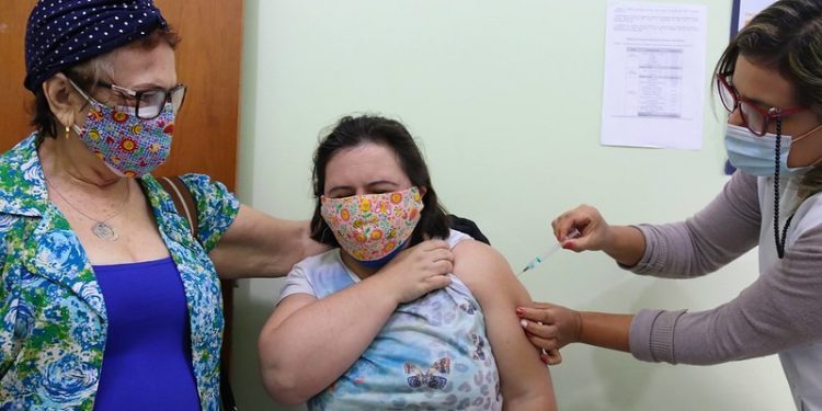 Covid-19: Mais de 50% da população adulta completou a imunização da vacinação