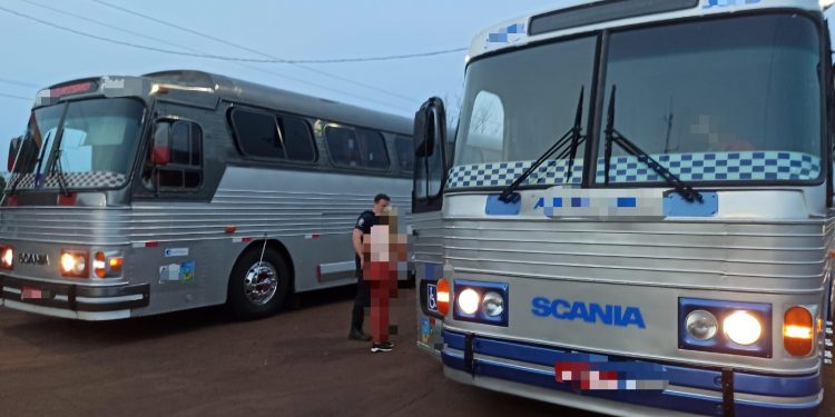 PRF e Receita Federal retêm dois ônibus de turismo carregados de mercadorias estrangeiras