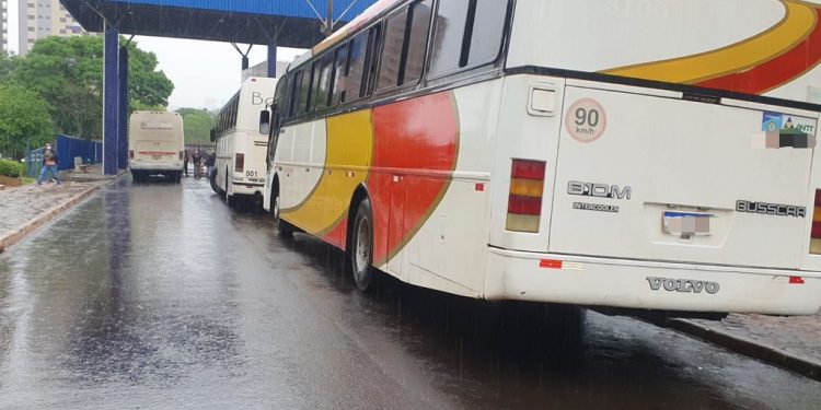 Receita Federal retém três ônibus em Santa Terezinha de Itaipu