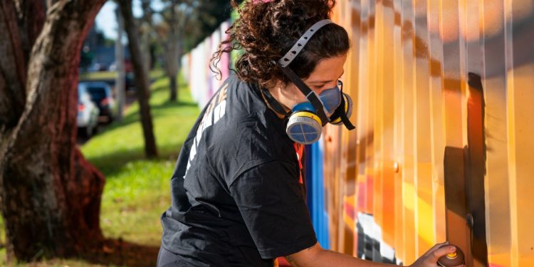 Artistas do Iguaçu: Victória “Ria” grafita as paredes e muros de Foz com referências que acumulou durante a vida