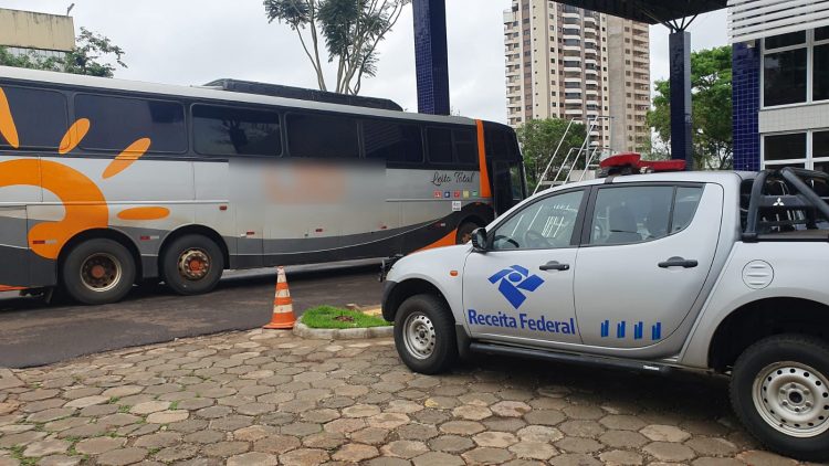 Receita Federal retém ônibus com mercadorias descaminhadas