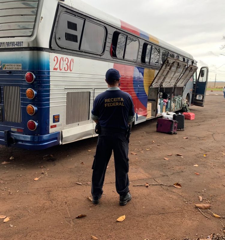 Receita Federal retém ônibus com mercadorias descaminhadas