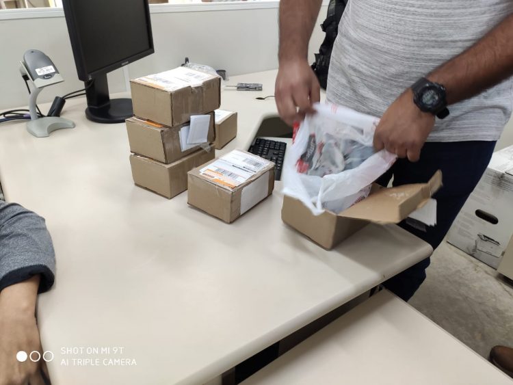 Polícia Federal prende mulher em flagrante fazendo contrabando pelo correio
