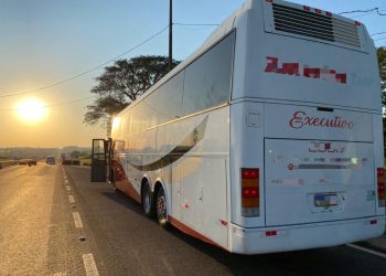 Receita Federal encontra celulares em fundo falso de ônibus apreendido