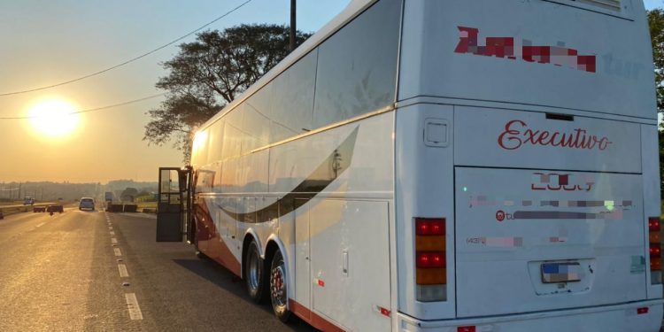 Receita Federal encontra celulares em fundo falso de ônibus apreendido