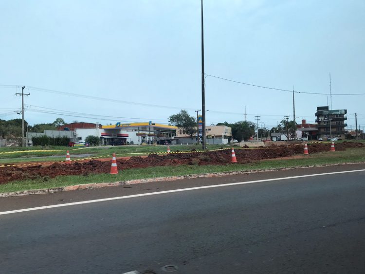 Ecocataratas faz vala na antiga rotatória do Charrua para impedir passagem de motociclistas