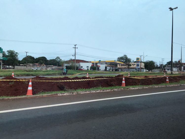 Ecocataratas faz vala na antiga rotatória do Charrua para impedir passagem de motociclistas
