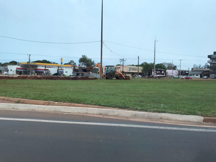 Ecocataratas faz vala na antiga rotatória do Charrua para impedir passagem de motociclistas