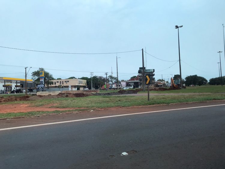 Ecocataratas faz vala na antiga rotatória do Charrua para impedir passagem de motociclistas