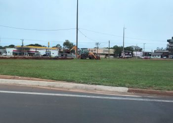 Ecocataratas faz vala na antiga rotatória do Charrua para impedir passagem de motociclistas