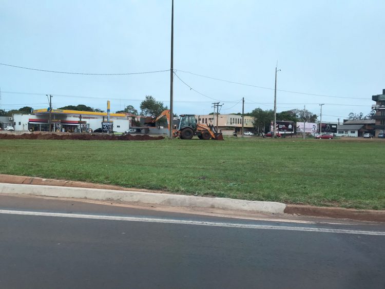 Ecocataratas faz vala na antiga rotatória do Charrua para impedir passagem de motociclistas