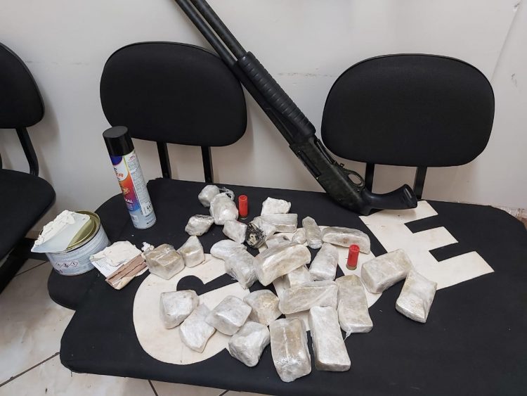 Trio é preso em flagrante por tráfico de drogas e posse irregular de arma de fogo