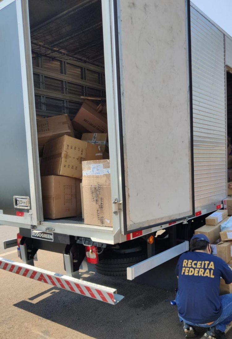 Mercadorias irregulares são retidas em caminhões de e-commerce pela Receita Federal