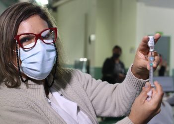 Prefeitura inicia vacinação de adolescente com comorbidades e sem comorbidades a partir dos 17