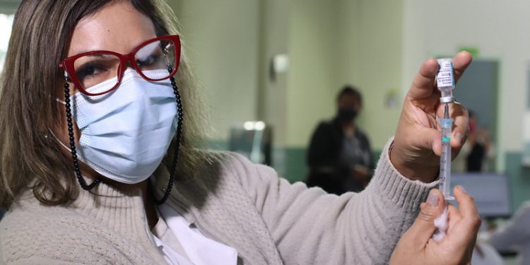Prefeitura inicia vacinação de adolescente com comorbidades e sem comorbidades a partir dos 17