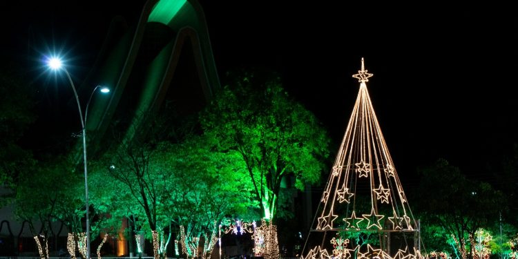 Show de Padre Reginaldo Manzotti e autos natalinos marcam o Natal de Águas e Luzes de Foz