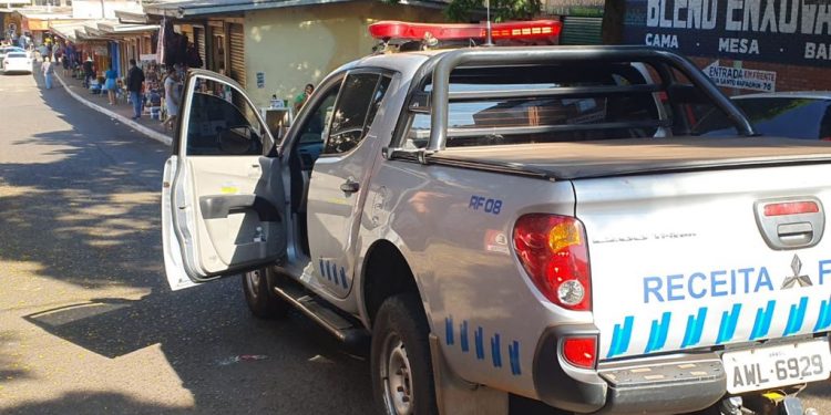 Forças de Segurança apreendem alimentos importados e cigarros contrabandeado na Vila Portes