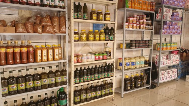 Forças de Segurança apreendem alimentos importados e cigarros contrabandeado na Vila Portes