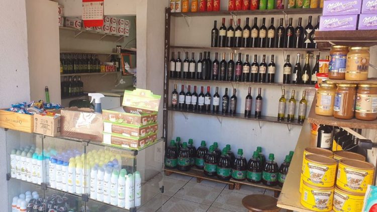 Forças de Segurança apreendem alimentos importados e cigarros contrabandeado na Vila Portes