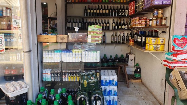 Forças de Segurança apreendem alimentos importados e cigarros contrabandeado na Vila Portes