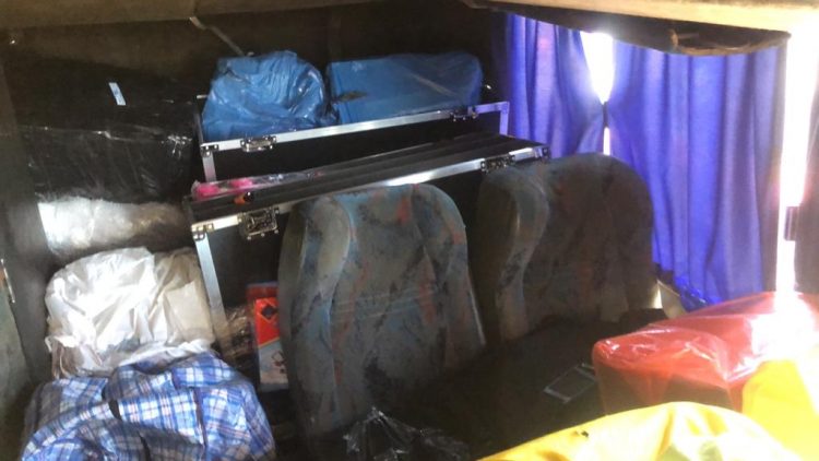 Mercadorias descaminhadas são encontradas em três ônibus pela Receita Federal