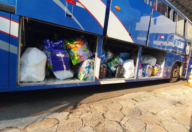 Mercadorias descaminhadas são encontradas em três ônibus pela Receita Federal