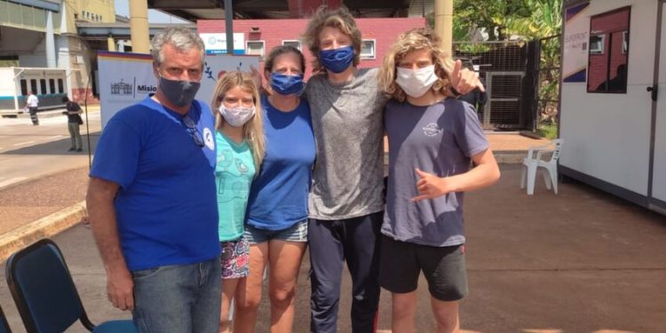 Família argentina é primeira a passar pela Ponte Tancredo Neves após 18 meses fechada