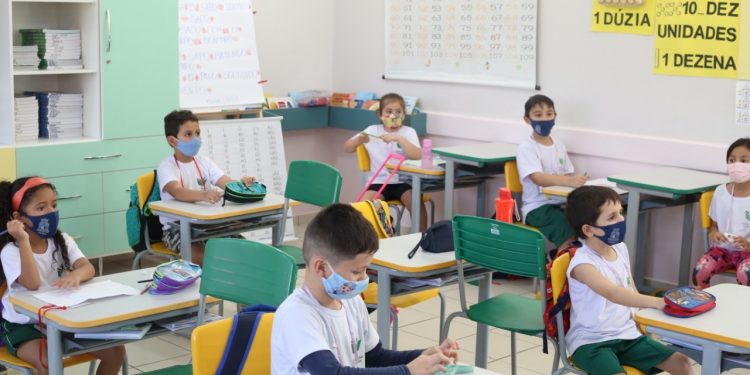 Secretaria da Educação de Foz do Iguaçu retoma aulas 100% presenciais