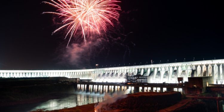 Itaipu anuncia volta da iluminação da barragem