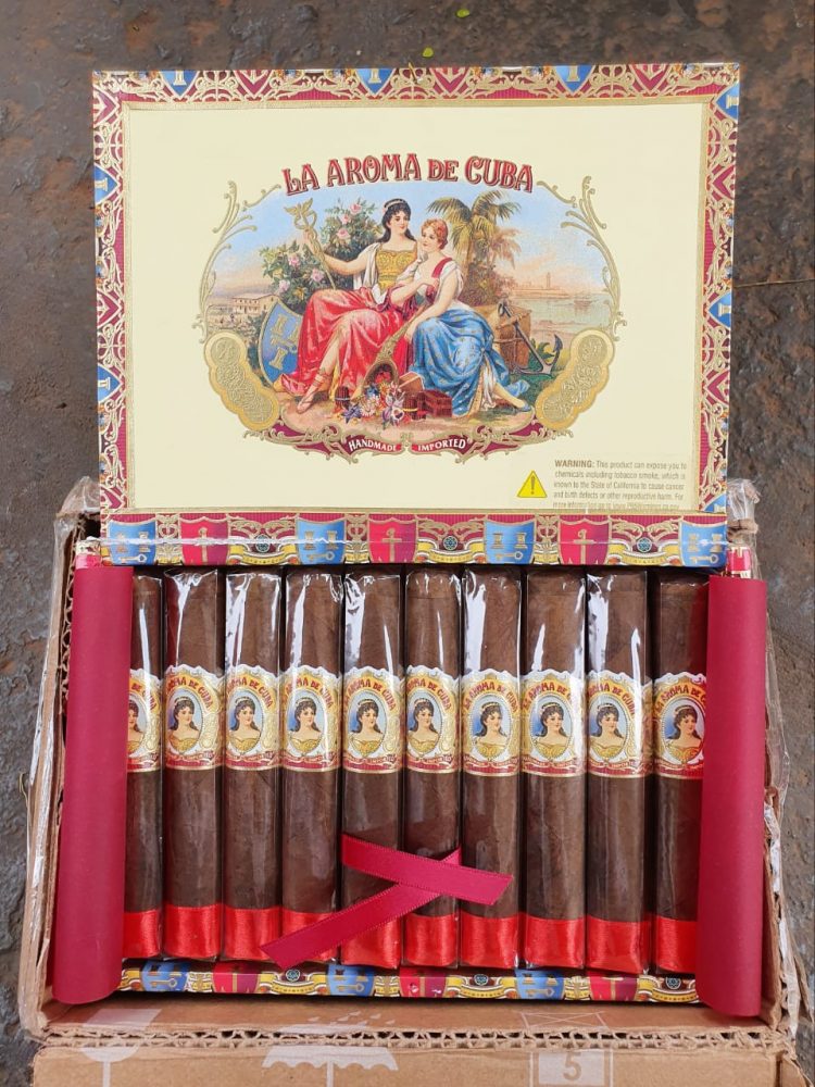 Remessas postais são apreendidas pela Receita Federal no centro de distribuições dos Correios de Matelândia