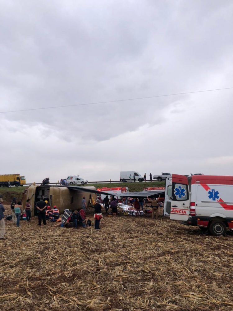 Acidente com ônibus deixa 35 pessoas feridas no oeste do Paraná