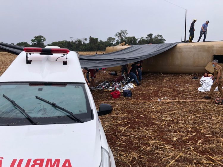 Acidente com ônibus deixa 35 pessoas feridas no oeste do Paraná