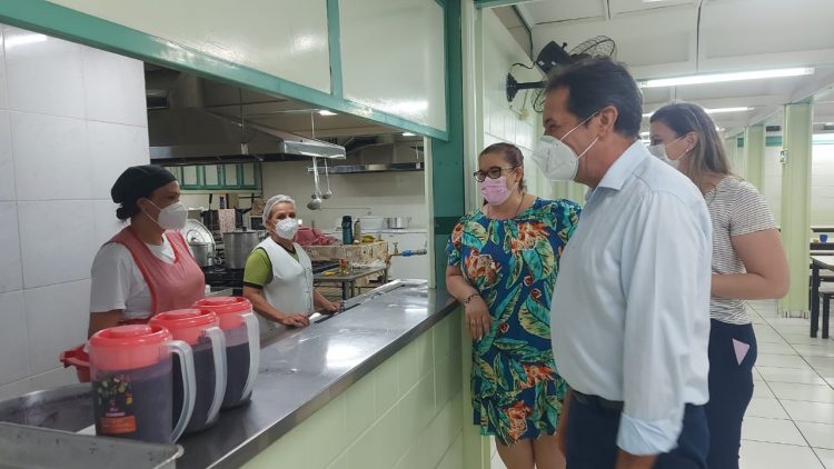 Chico Brasileiro visita escolas que tiveram projetos aprovados no Orçamento Participativo da região Sul