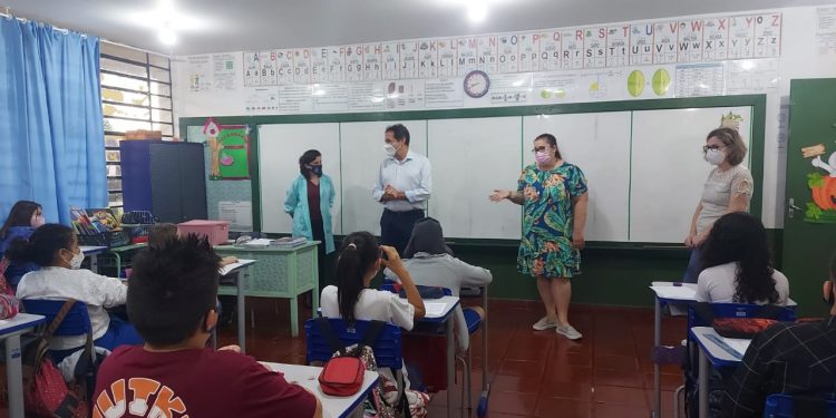 Chico Brasileiro visita escolas que tiveram projetos aprovados no Orçamento Participativo da região Sul