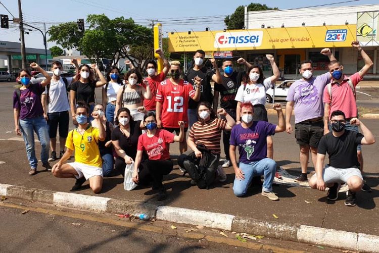 Manifestantes contra o Governo Federal realizam ato em bairros de Foz