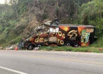 Ônibus da Banda Garotos de Ouro bate contra paredão e vocalista, Airton Machado, morre