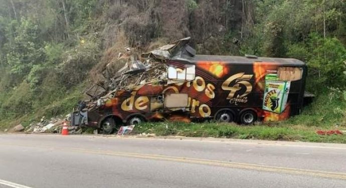 Ônibus da Banda Garotos de Ouro bate contra paredão e vocalista, Airton Machado, morre