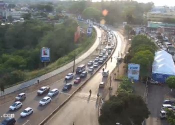 Trânsito de veículos é intenso na Ponte da Amizade nesta sexta-feira