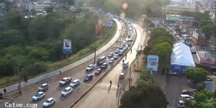 Trânsito de veículos é intenso na Ponte da Amizade nesta sexta-feira