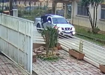 Paraná: mãe é rendida no portão, filho grita com assaltantes e eles correm; assista