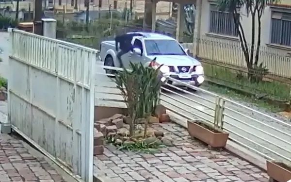 Paraná: mãe é rendida no portão, filho grita com assaltantes e eles correm; assista